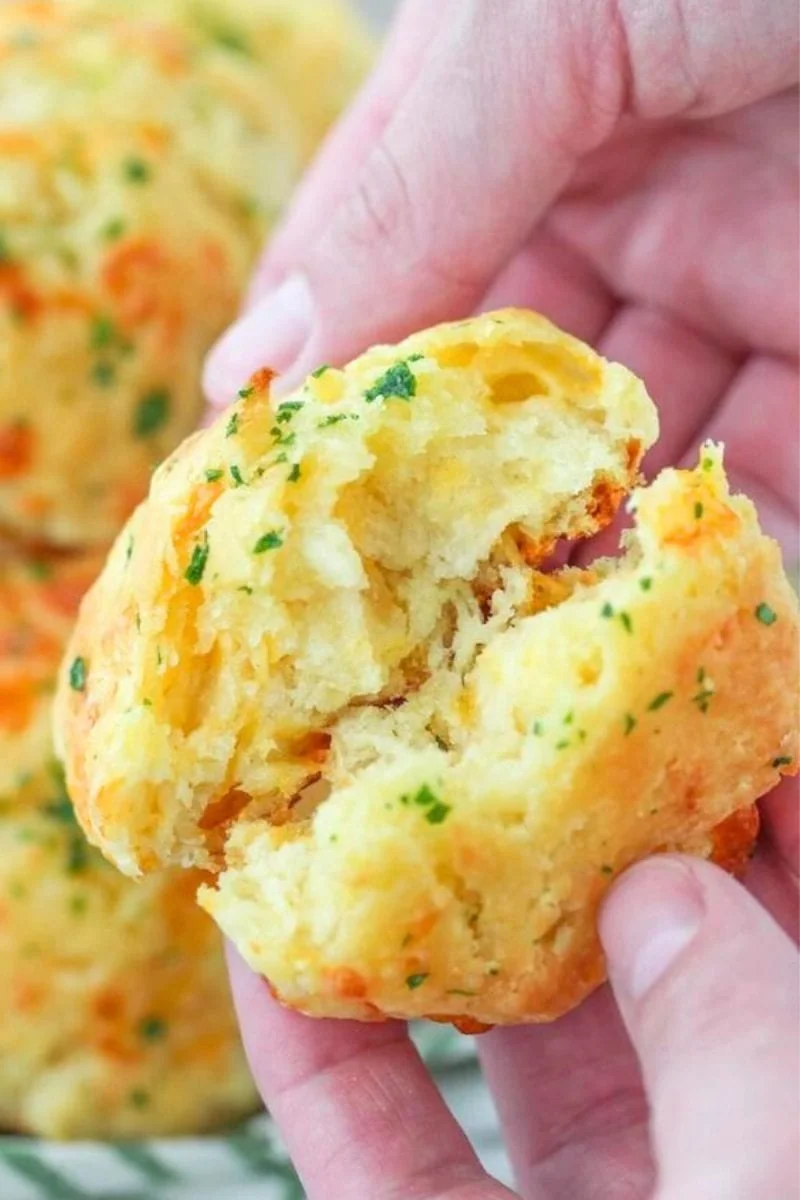 Tender and Flaky Cheddar Biscuits 