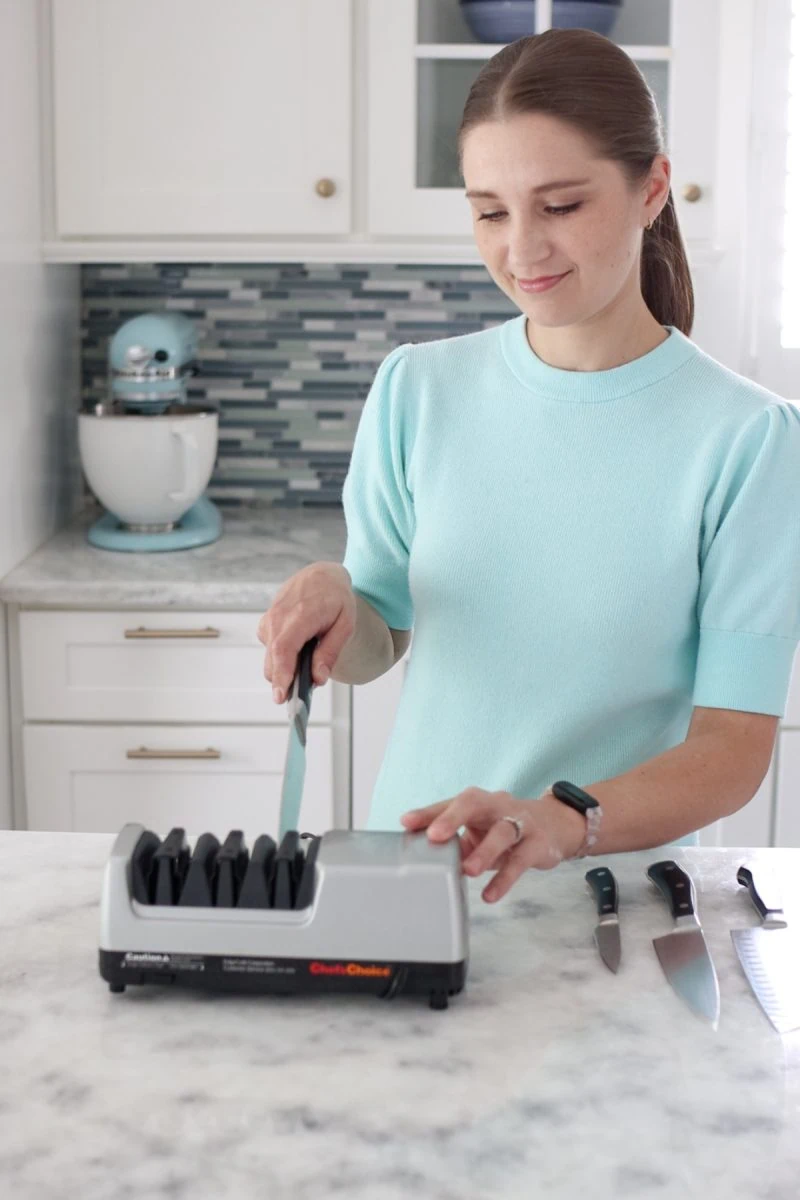 How to sharpen knives at home with an electric knife sharpener